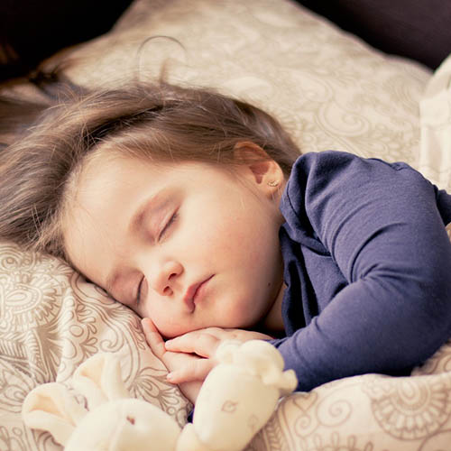  une maman avec son bébé pharmacie des Forrières